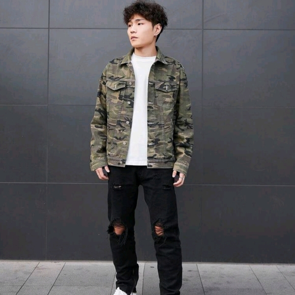 NEW! CAMO DENIM JACKET SIZE SMALL - Picture 2 of 5